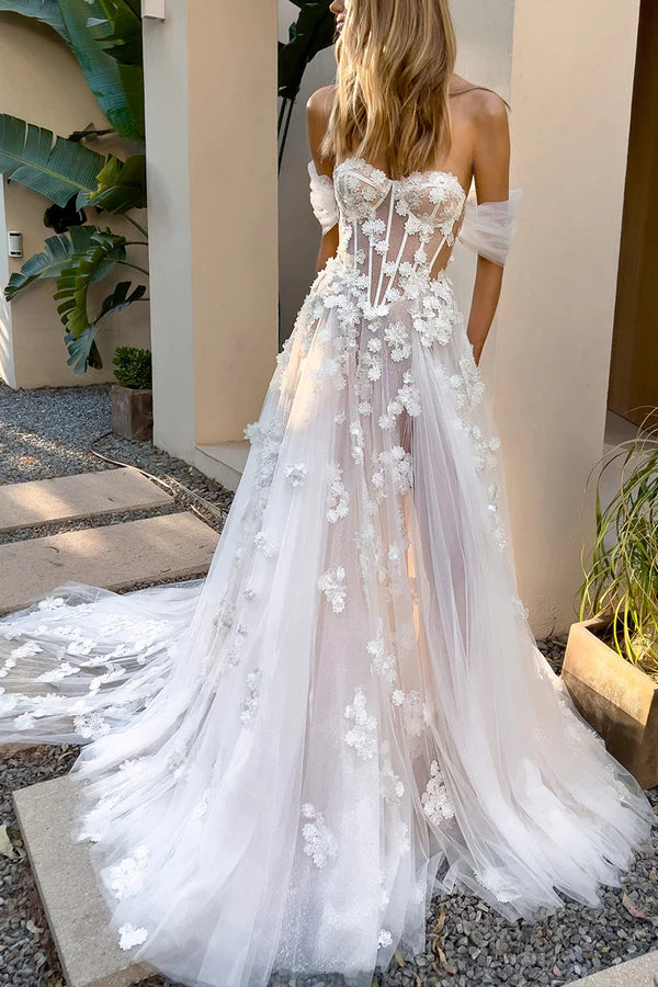 Abito da sposa bohémien con scollo a cuore e applicazioni in pizzo